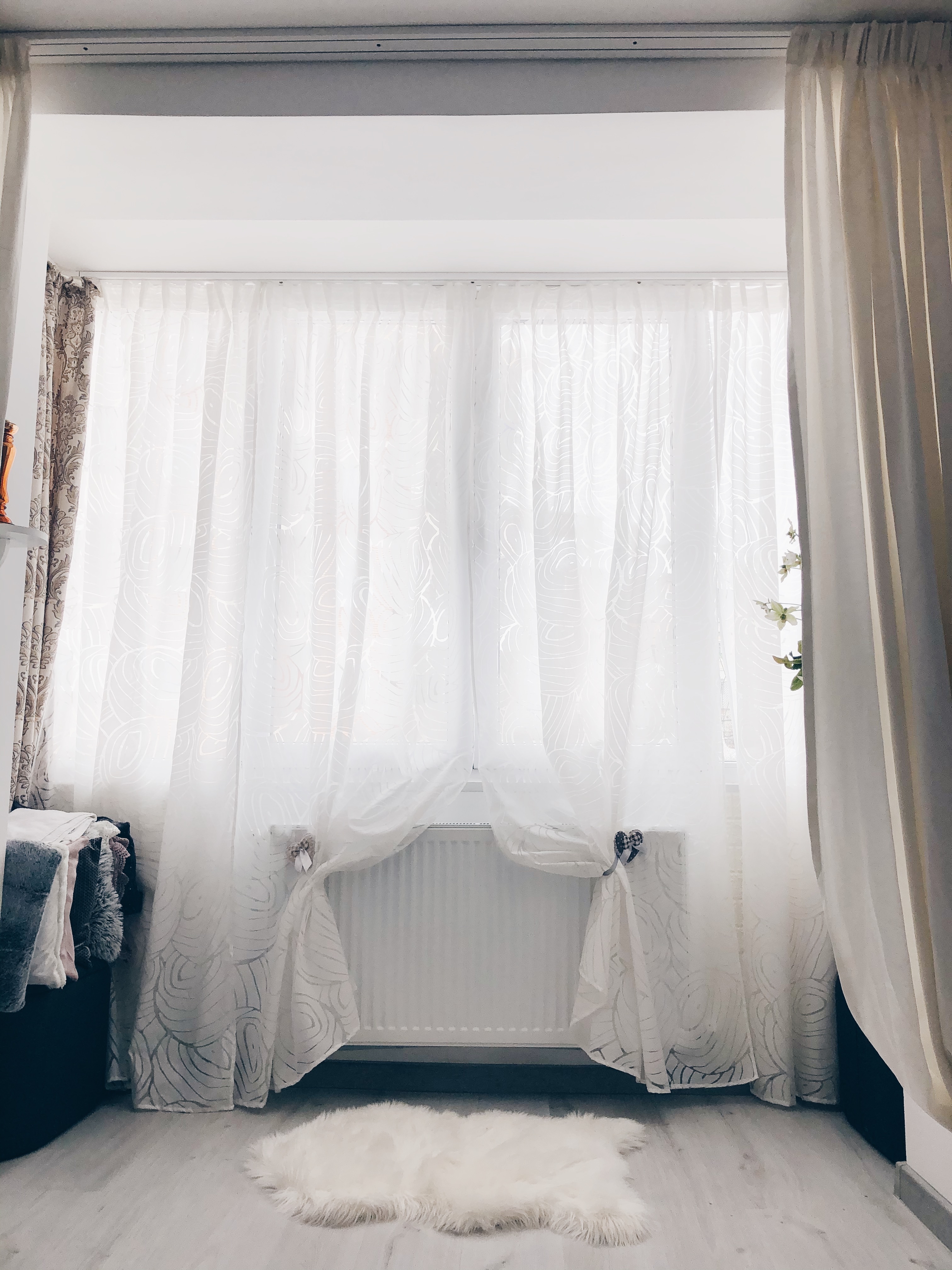 светлые шторы блэкаут в интерьере спальни